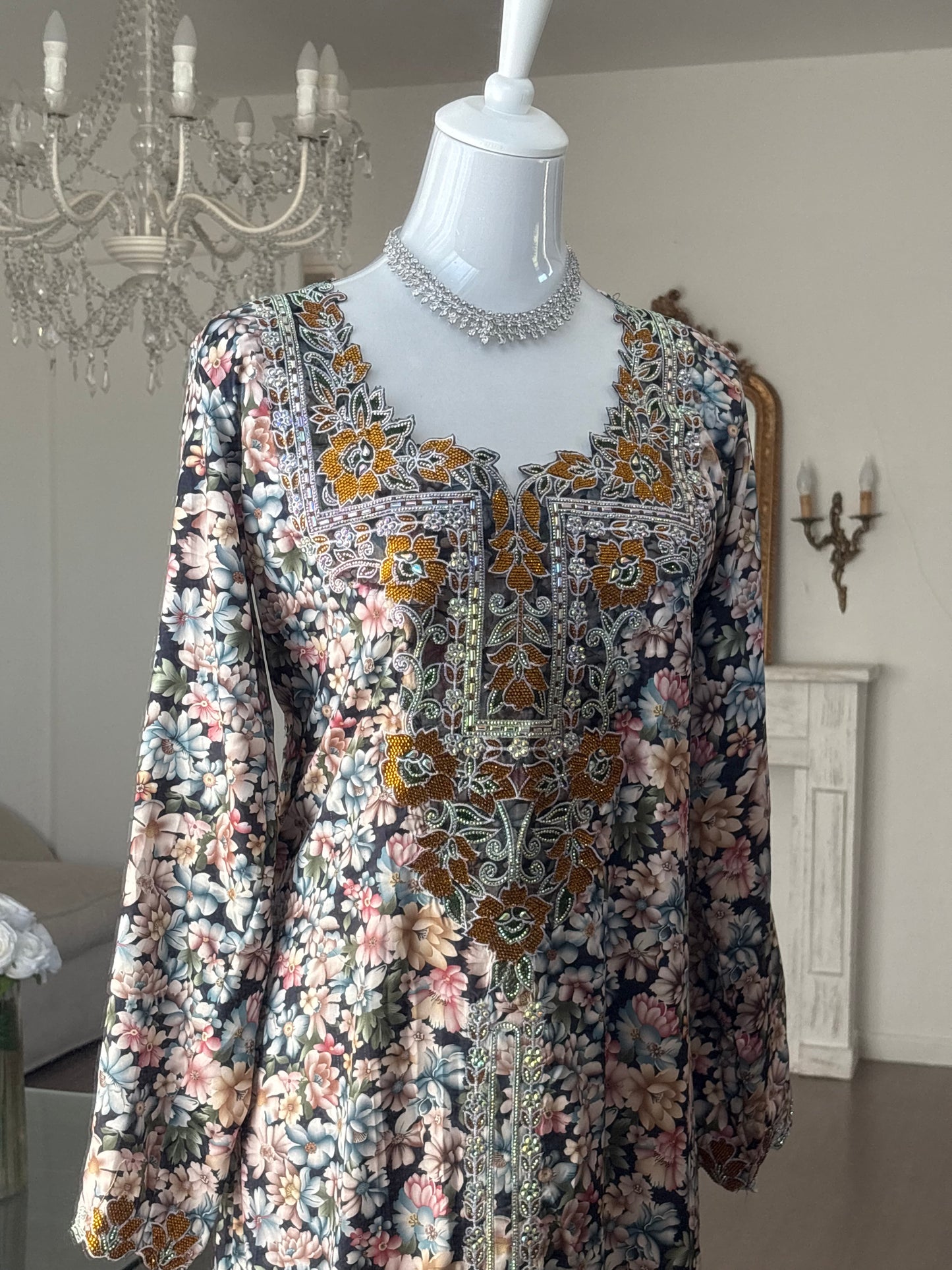 Mukhawar Brown Corset dans le dos et détail sur le bas