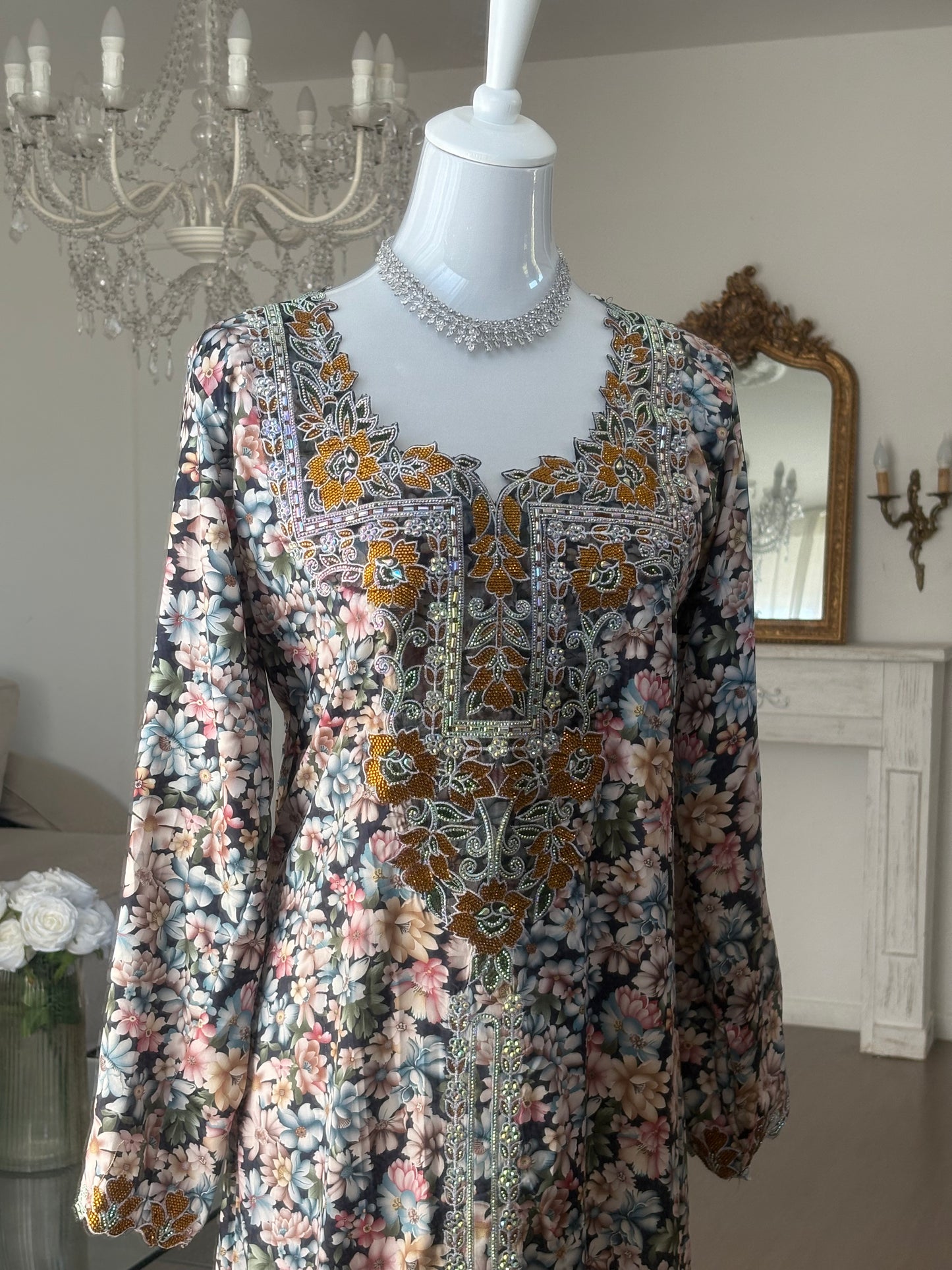 Mukhawar Brown Corset dans le dos et détail sur le bas