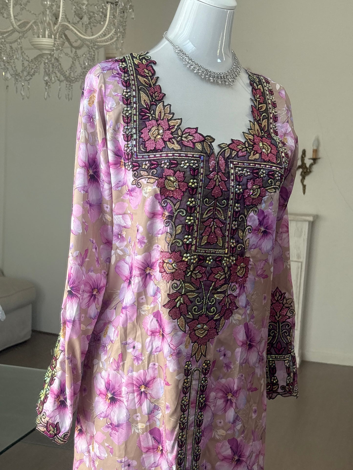 Mukhawar Pink Corset dans le dos et détail sur le bas