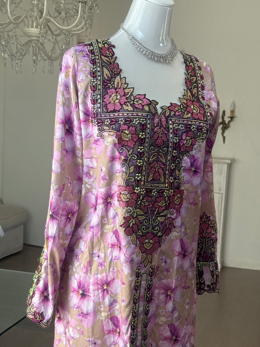 Mukhawar Pink Corset dans le dos et détail sur le bas